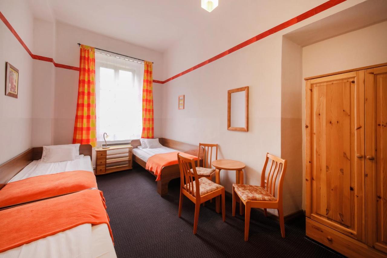 Red Carpet Hostel *