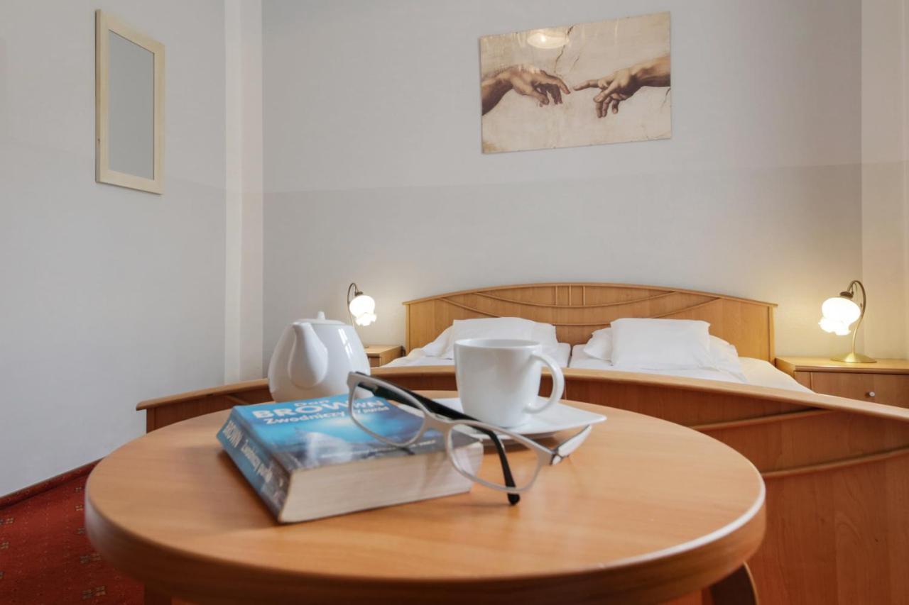 Red Carpet Hostel *