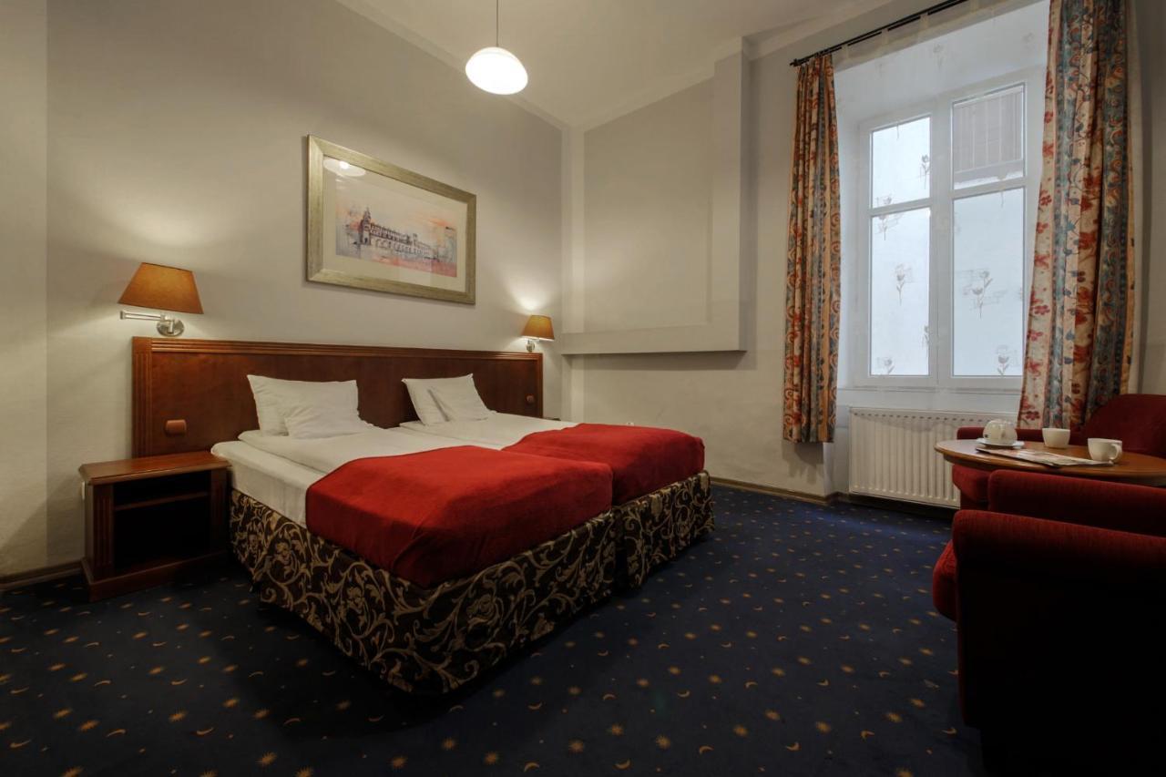 Red Carpet Hostel *